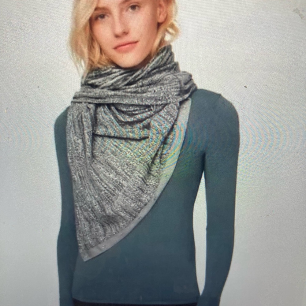 Lululemon vinyasa Infiniti scarf color blue, and black speckled